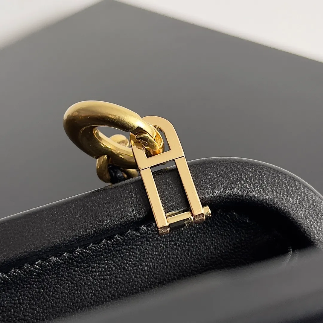 Batch 2260 BOTTEGA VENETA KNOT evening bag chain version for women is now on the market! Delicate and elegant, soft and powerful, this bag is definitely a representative of intellectual women. As an evergreen model of BV, the blessing of the chain is the icing on the cake. The classic weaving once again interprets the unique craftsmanship (the chain can be disassembled separately). Style number: 776662 Size: 19*11.5*5cm